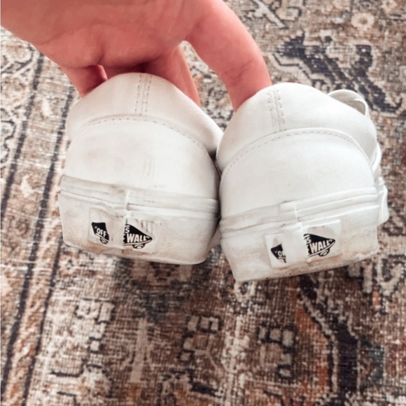 White Classic Vans
Men’s: 6.5
Women’s: 8 - Picture 5 of 6